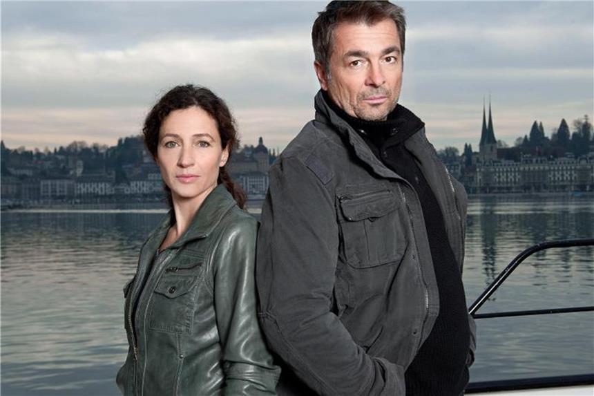 Aus für die Luzerner „Tatort“-Kommissare Delia Mayer als Kommissarin Liz Ritschard und Stefan Gubser als Kommissar Reto Flückiger im Schweizer „Tatort“. Foto: Daniel Winkler, SRF
