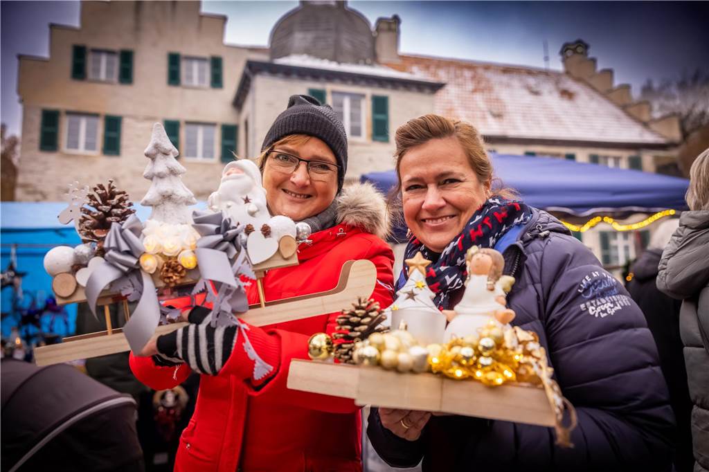 "Dellwig im Advent", der Weihnachtsmarkt am Wasserschloss "Haus Dellwig" in Lütgendortmund, zog auch in diesem Jahr wieder viele Besucherinnen und Besucher an.