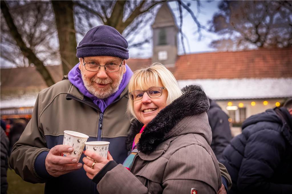 "Dellwig im Advent", der Weihnachtsmarkt am Wasserschloss "Haus Dellwig" in Lütgendortmund, zog auch in diesem Jahr wieder viele Besucherinnen und Besucher an.