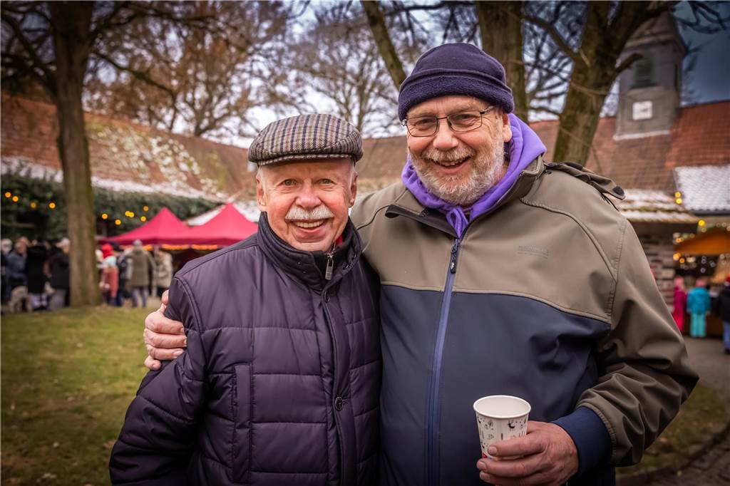 "Dellwig im Advent", der Weihnachtsmarkt am Wasserschloss "Haus Dellwig" in Lütgendortmund, zog auch in diesem Jahr wieder viele Besucherinnen und Besucher an.