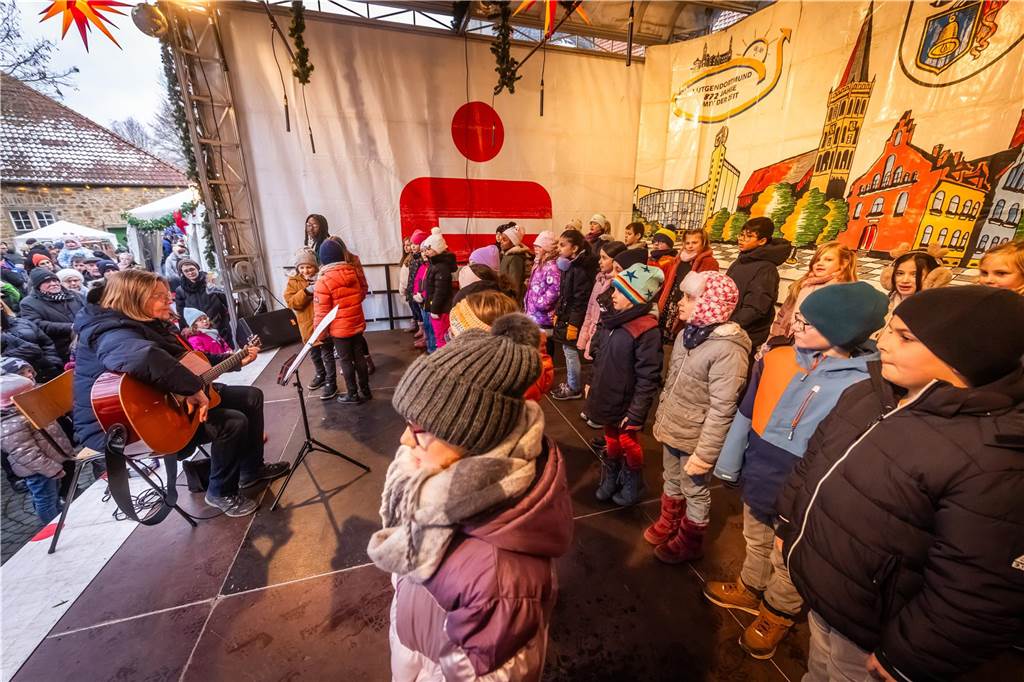 "Dellwig im Advent", der Weihnachtsmarkt am Wasserschloss "Haus Dellwig" in Lütgendortmund, zog auch in diesem Jahr wieder viele Besucherinnen und Besucher an.