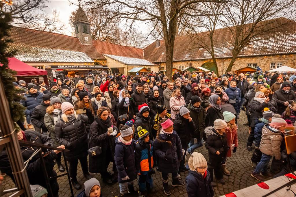 "Dellwig im Advent", der Weihnachtsmarkt am Wasserschloss "Haus Dellwig" in Lütgendortmund, zog auch in diesem Jahr wieder viele Besucherinnen und Besucher an.
