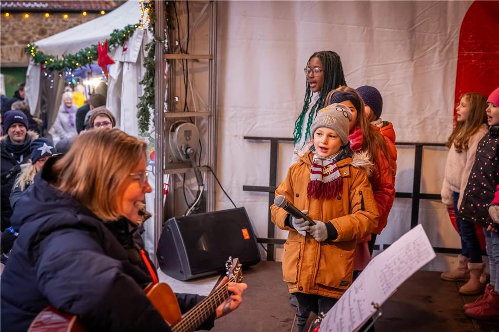 "Dellwig im Advent", der Weihnachtsmarkt am Wasserschloss "Haus Dellwig" in Lütgendortmund, zog auch in diesem Jahr wieder viele Besucherinnen und Besucher an.