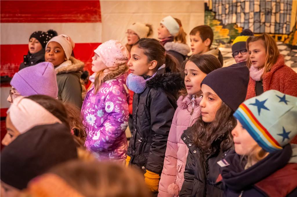 "Dellwig im Advent", der Weihnachtsmarkt am Wasserschloss "Haus Dellwig" in Lütgendortmund, zog auch in diesem Jahr wieder viele Besucherinnen und Besucher an.