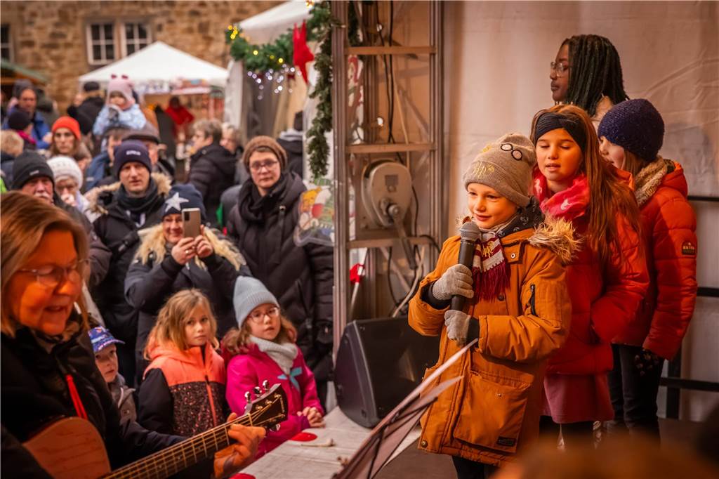 "Dellwig im Advent", der Weihnachtsmarkt am Wasserschloss "Haus Dellwig" in Lütgendortmund, zog auch in diesem Jahr wieder viele Besucherinnen und Besucher an.