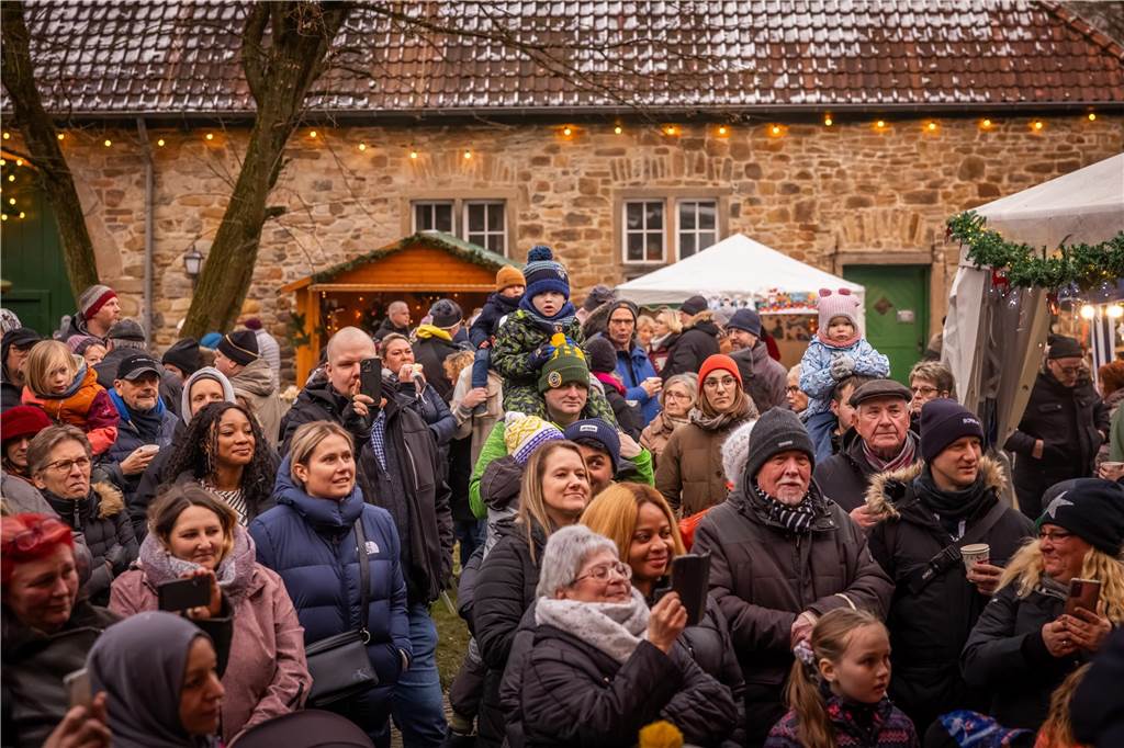 "Dellwig im Advent", der Weihnachtsmarkt am Wasserschloss "Haus Dellwig" in Lütgendortmund, zog auch in diesem Jahr wieder viele Besucherinnen und Besucher an.