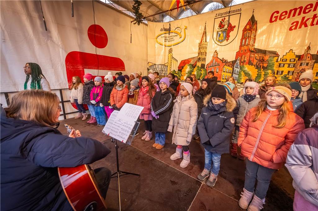 "Dellwig im Advent", der Weihnachtsmarkt am Wasserschloss "Haus Dellwig" in Lütgendortmund, zog auch in diesem Jahr wieder viele Besucherinnen und Besucher an.