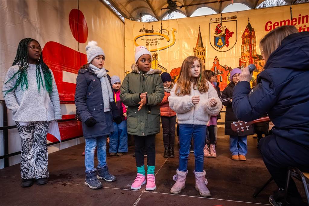 "Dellwig im Advent", der Weihnachtsmarkt am Wasserschloss "Haus Dellwig" in Lütgendortmund, zog auch in diesem Jahr wieder viele Besucherinnen und Besucher an.