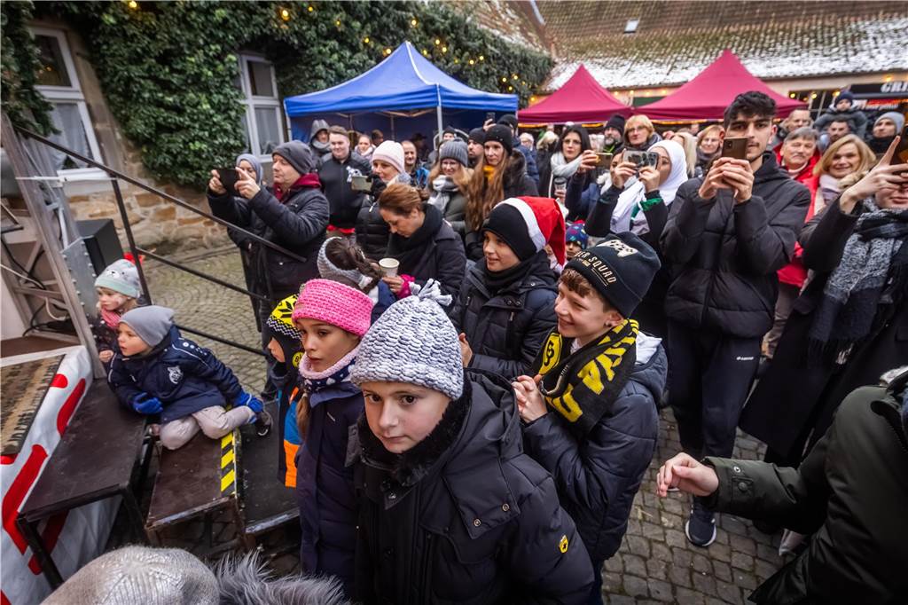 "Dellwig im Advent", der Weihnachtsmarkt am Wasserschloss "Haus Dellwig" in Lütgendortmund, zog auch in diesem Jahr wieder viele Besucherinnen und Besucher an.