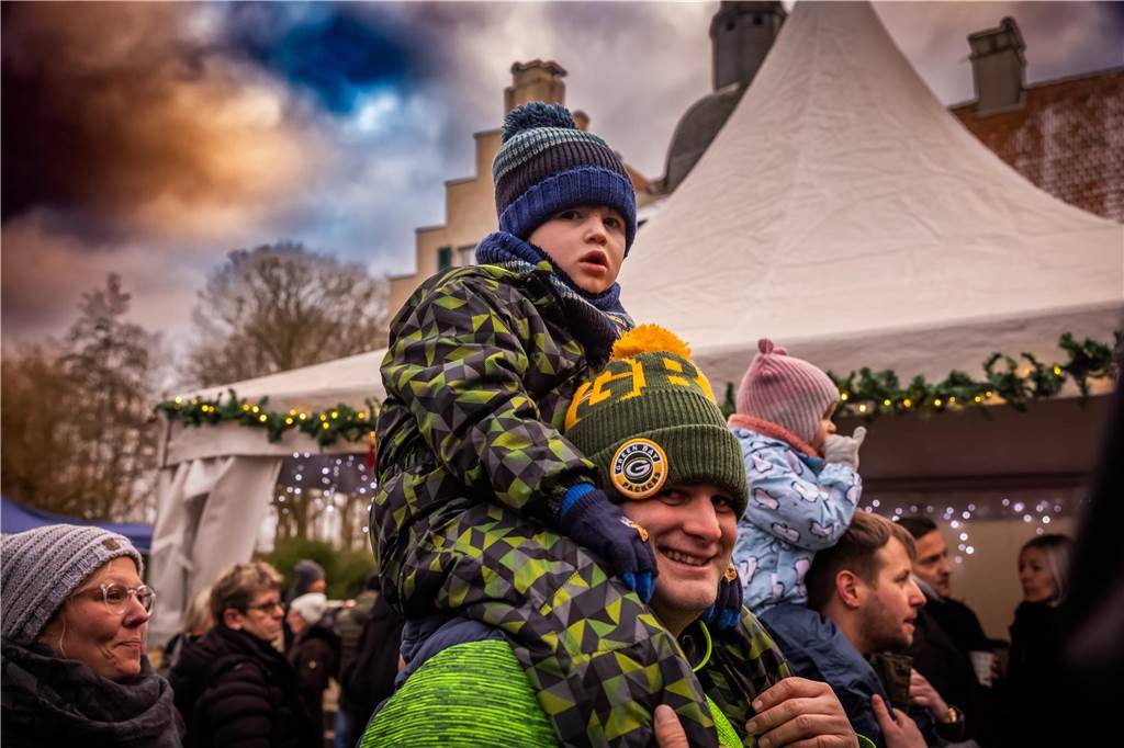 "Dellwig im Advent", der Weihnachtsmarkt am Wasserschloss "Haus Dellwig" in Lütgendortmund, zog auch in diesem Jahr wieder viele Besucherinnen und Besucher an.