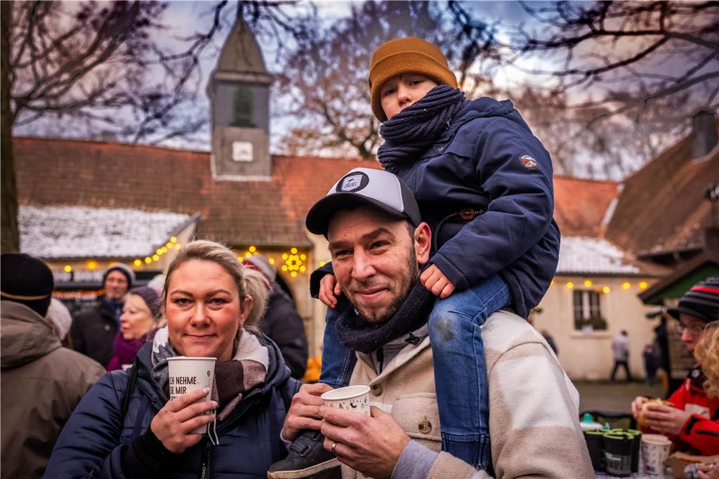 "Dellwig im Advent", der Weihnachtsmarkt am Wasserschloss "Haus Dellwig" in Lütgendortmund, zog auch in diesem Jahr wieder viele Besucherinnen und Besucher an.