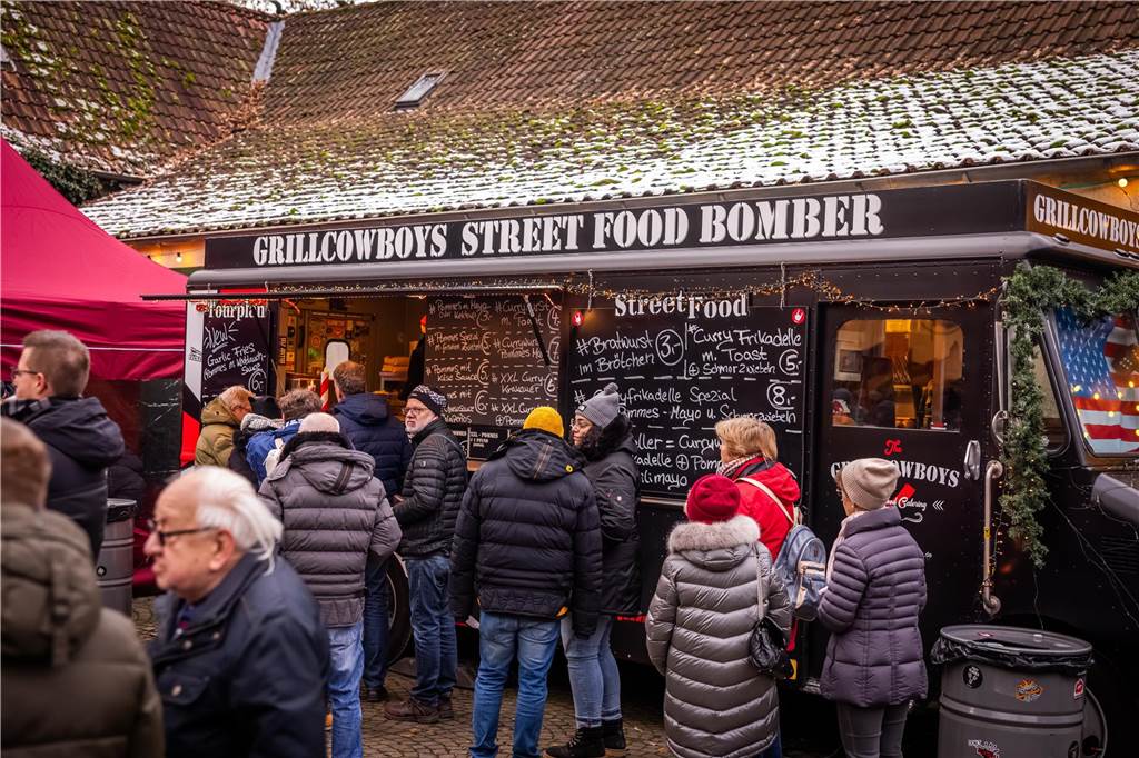 "Dellwig im Advent", der Weihnachtsmarkt am Wasserschloss "Haus Dellwig" in Lütgendortmund, zog auch in diesem Jahr wieder viele Besucherinnen und Besucher an.