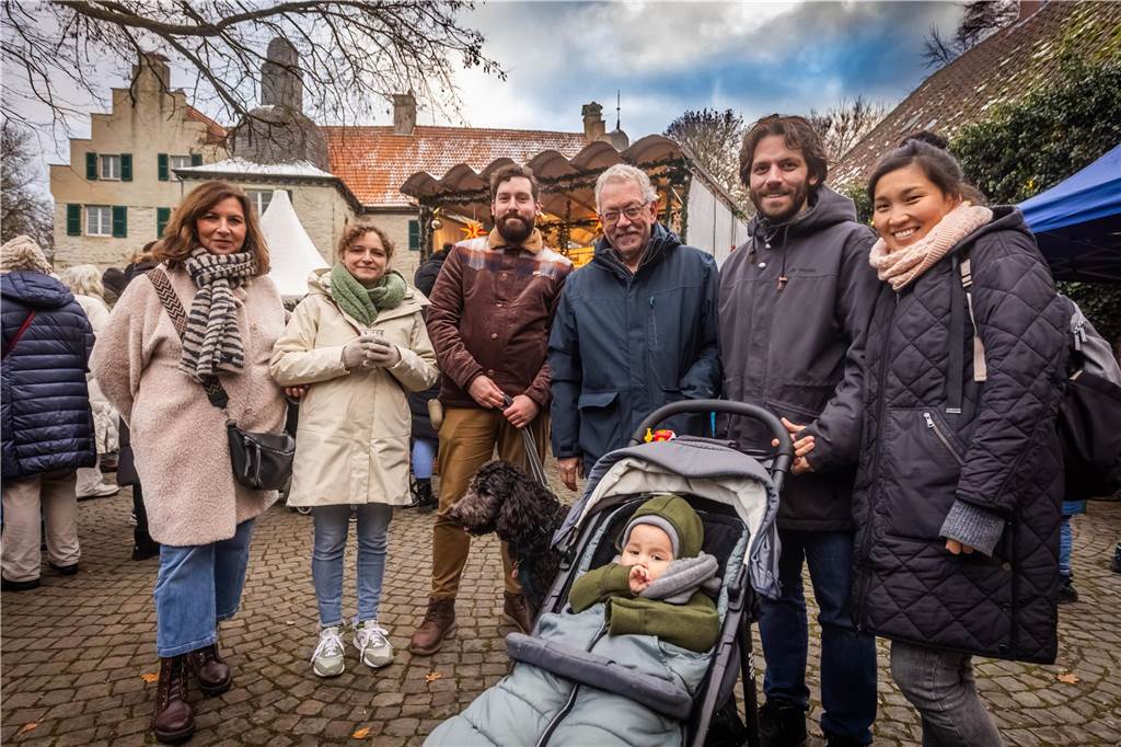 "Dellwig im Advent", der Weihnachtsmarkt am Wasserschloss "Haus Dellwig" in Lütgendortmund, zog auch in diesem Jahr wieder viele Besucherinnen und Besucher an.