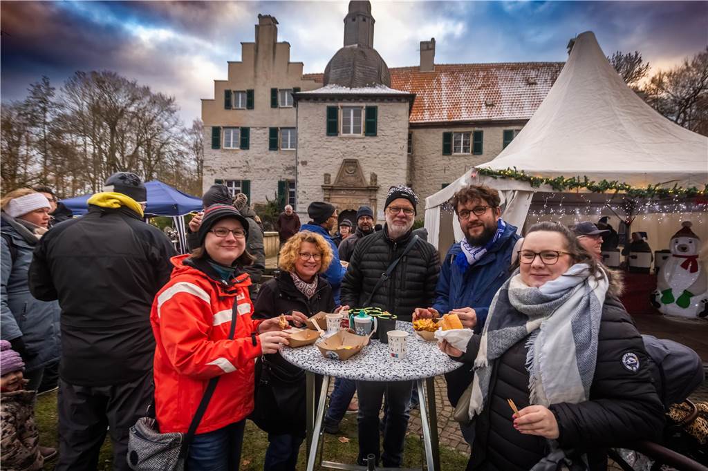 "Dellwig im Advent", der Weihnachtsmarkt am Wasserschloss "Haus Dellwig" in Lütgendortmund, zog auch in diesem Jahr wieder viele Besucherinnen und Besucher an.
