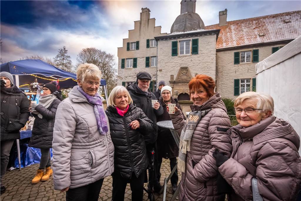 "Dellwig im Advent", der Weihnachtsmarkt am Wasserschloss "Haus Dellwig" in Lütgendortmund, zog auch in diesem Jahr wieder viele Besucherinnen und Besucher an.