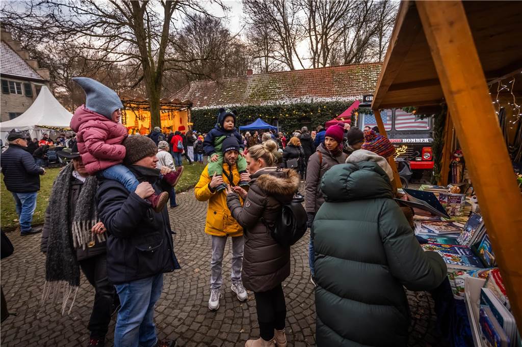 "Dellwig im Advent", der Weihnachtsmarkt am Wasserschloss "Haus Dellwig" in Lütgendortmund, zog auch in diesem Jahr wieder viele Besucherinnen und Besucher an.