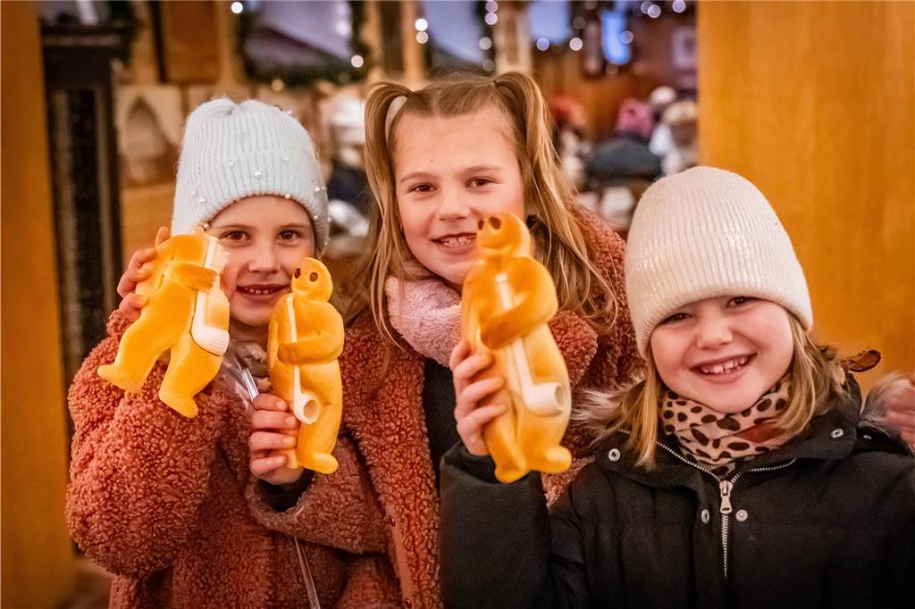 "Dellwig im Advent", der Weihnachtsmarkt am Wasserschloss "Haus Dellwig" in Lütgendortmund, zog auch in diesem Jahr wieder viele Besucherinnen und Besucher an.
