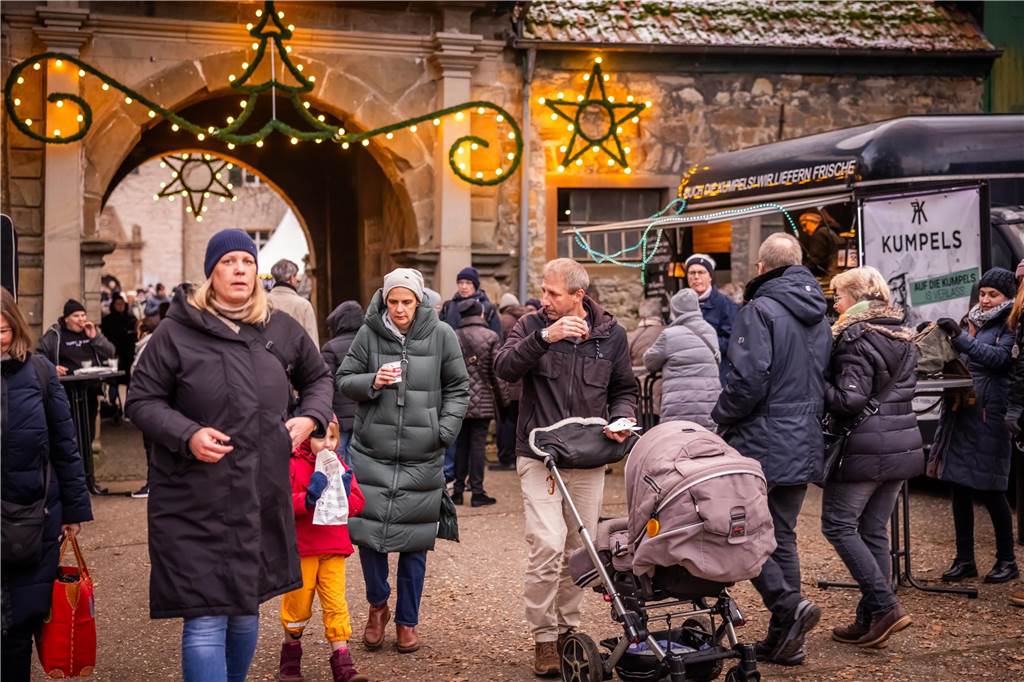 "Dellwig im Advent", der Weihnachtsmarkt am Wasserschloss "Haus Dellwig" in Lütgendortmund, zog auch in diesem Jahr wieder viele Besucherinnen und Besucher an.