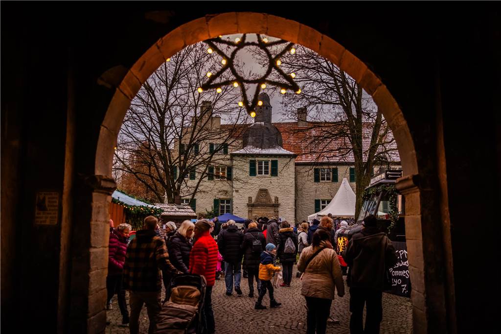 "Dellwig im Advent", der Weihnachtsmarkt am Wasserschloss "Haus Dellwig" in Lütgendortmund, zog auch in diesem Jahr wieder viele Besucherinnen und Besucher an.