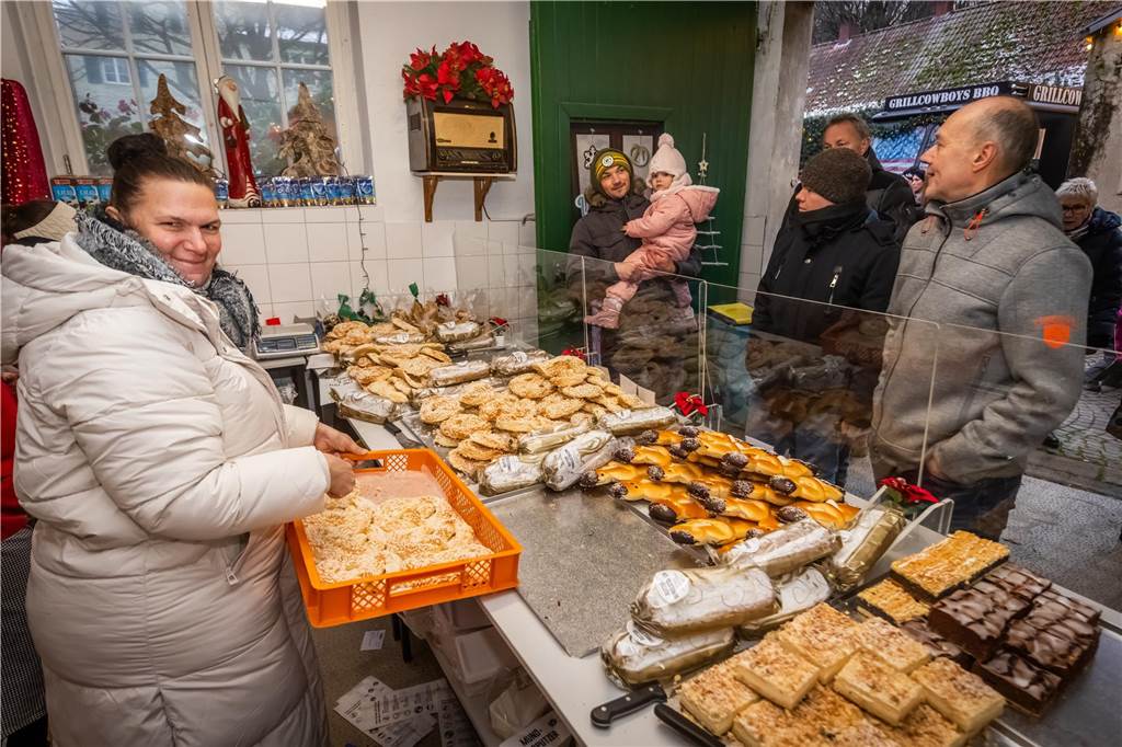 "Dellwig im Advent", der Weihnachtsmarkt am Wasserschloss "Haus Dellwig" in Lütgendortmund, zog auch in diesem Jahr wieder viele Besucherinnen und Besucher an.