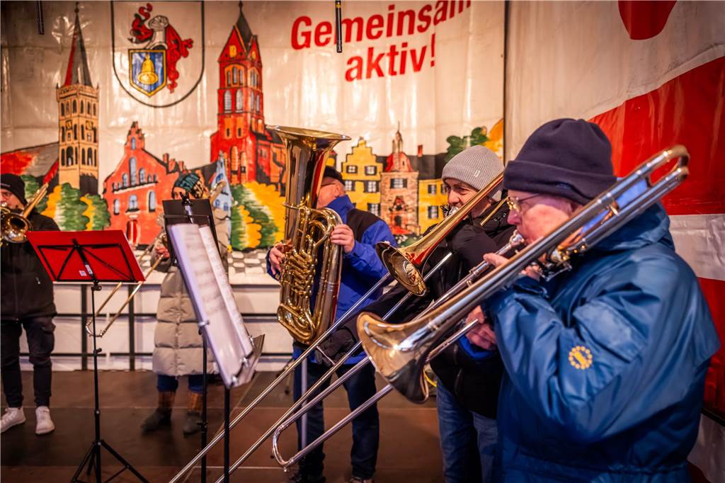"Dellwig im Advent", der Weihnachtsmarkt am Wasserschloss "Haus Dellwig" in Lütgendortmund, zog auch in diesem Jahr wieder viele Besucherinnen und Besucher an.