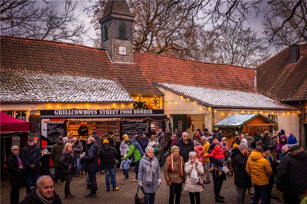 "Dellwig im Advent", der Weihnachtsmarkt am Wasserschloss "Haus Dellwig" in Lütgendortmund, zog auch in diesem Jahr wieder viele Besucherinnen und Besucher an.