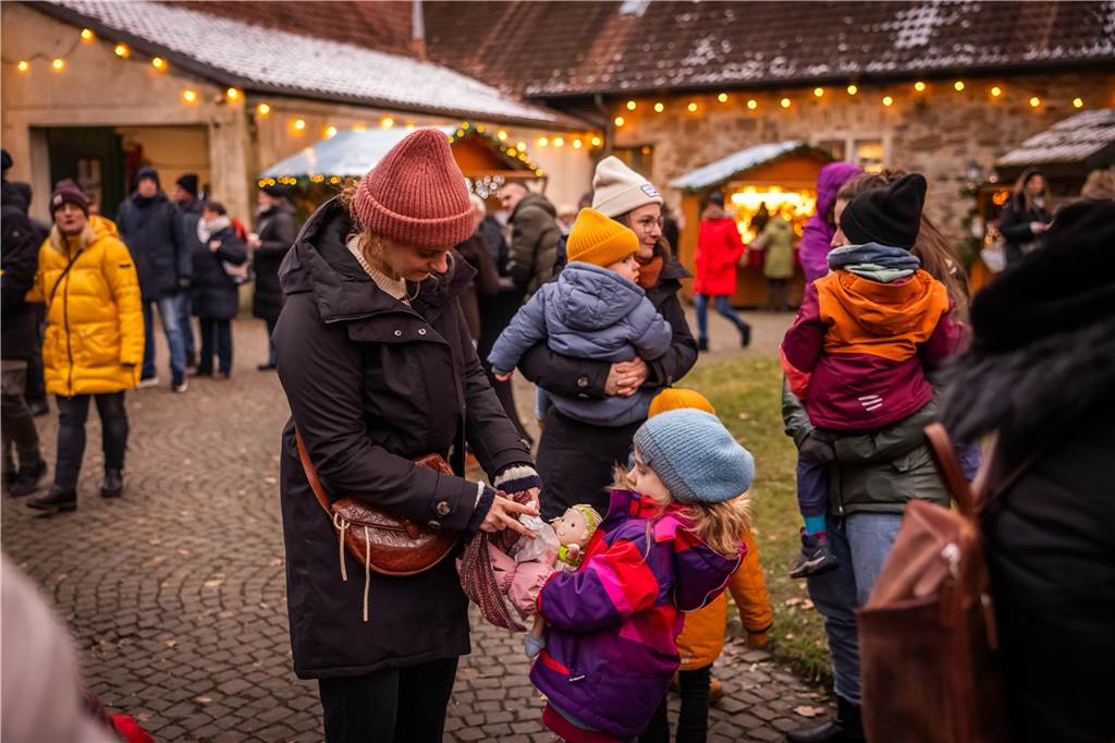 "Dellwig im Advent", der Weihnachtsmarkt am Wasserschloss "Haus Dellwig" in Lütgendortmund, zog auch in diesem Jahr wieder viele Besucherinnen und Besucher an.