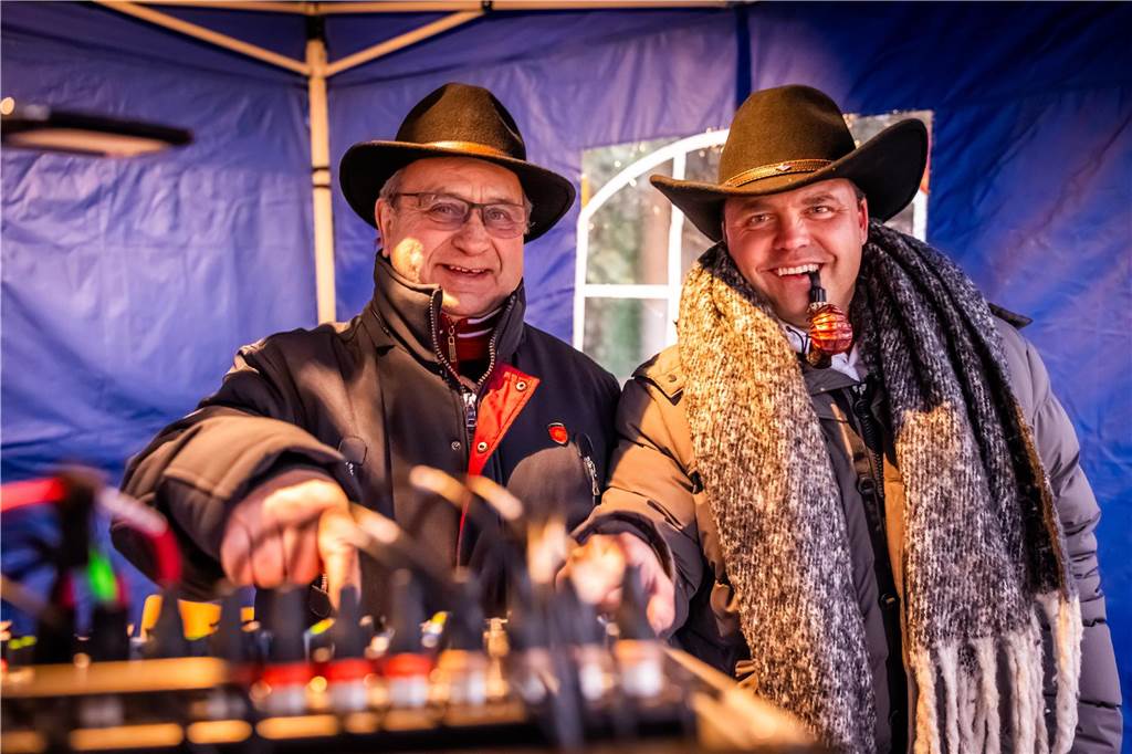 "Dellwig im Advent", der Weihnachtsmarkt am Wasserschloss "Haus Dellwig" in Lütgendortmund, zog auch in diesem Jahr wieder viele Besucherinnen und Besucher an.