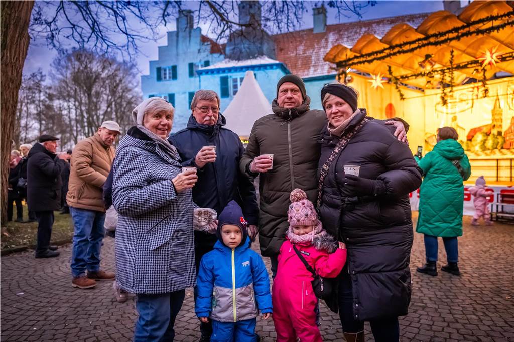 "Dellwig im Advent", der Weihnachtsmarkt am Wasserschloss "Haus Dellwig" in Lütgendortmund, zog auch in diesem Jahr wieder viele Besucherinnen und Besucher an.