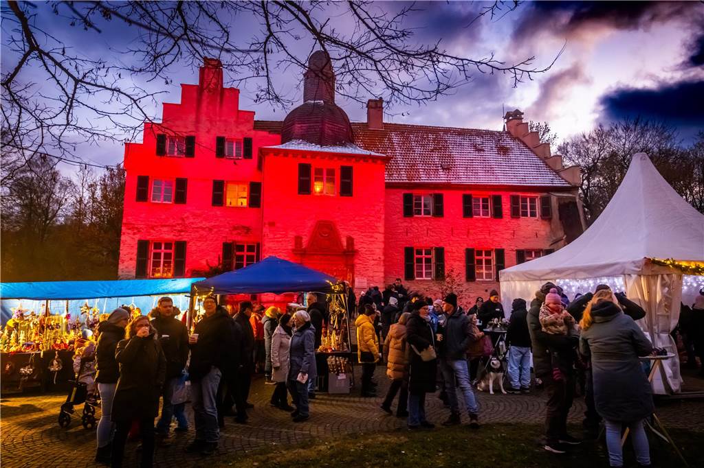 "Dellwig im Advent", der Weihnachtsmarkt am Wasserschloss "Haus Dellwig" in Lütgendortmund, zog auch in diesem Jahr wieder viele Besucherinnen und Besucher an.