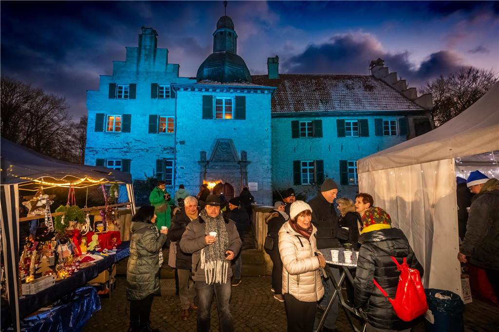 "Dellwig im Advent", der Weihnachtsmarkt am Wasserschloss "Haus Dellwig" in Lütgendortmund, zog auch in diesem Jahr wieder viele Besucherinnen und Besucher an.