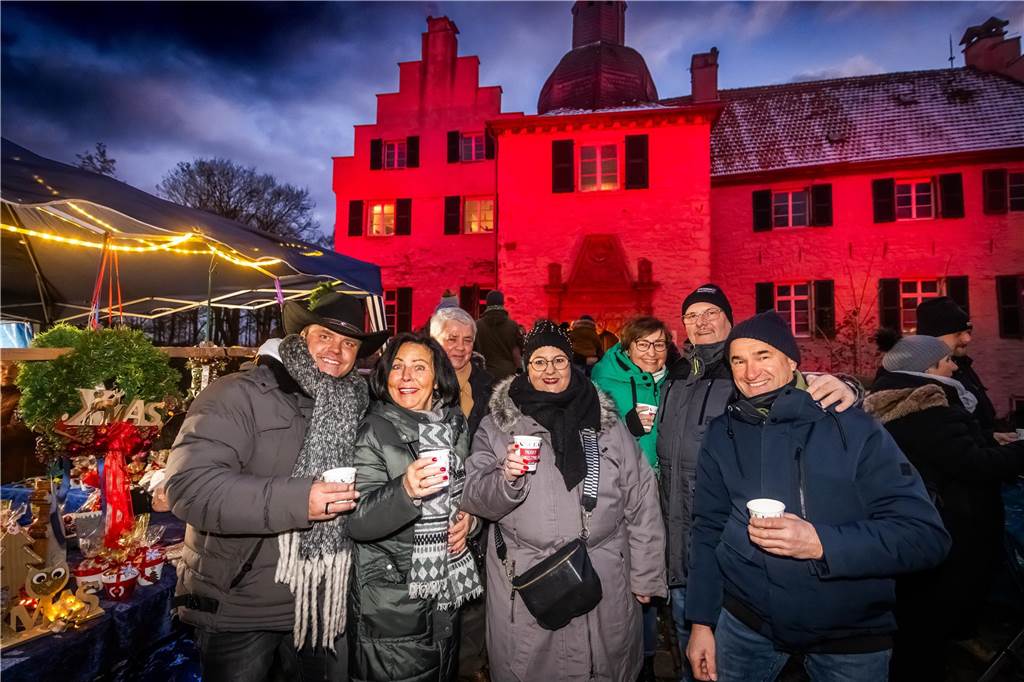 "Dellwig im Advent", der Weihnachtsmarkt am Wasserschloss "Haus Dellwig" in Lütgendortmund, zog auch in diesem Jahr wieder viele Besucherinnen und Besucher an.