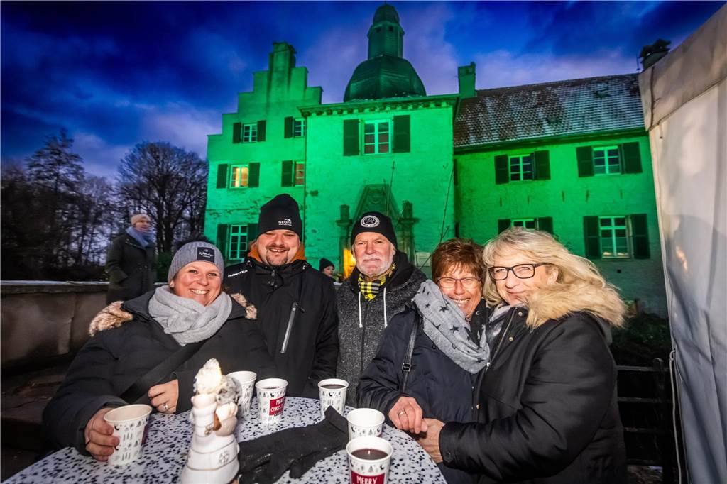 "Dellwig im Advent", der Weihnachtsmarkt am Wasserschloss "Haus Dellwig" in Lütgendortmund, zog auch in diesem Jahr wieder viele Besucherinnen und Besucher an.