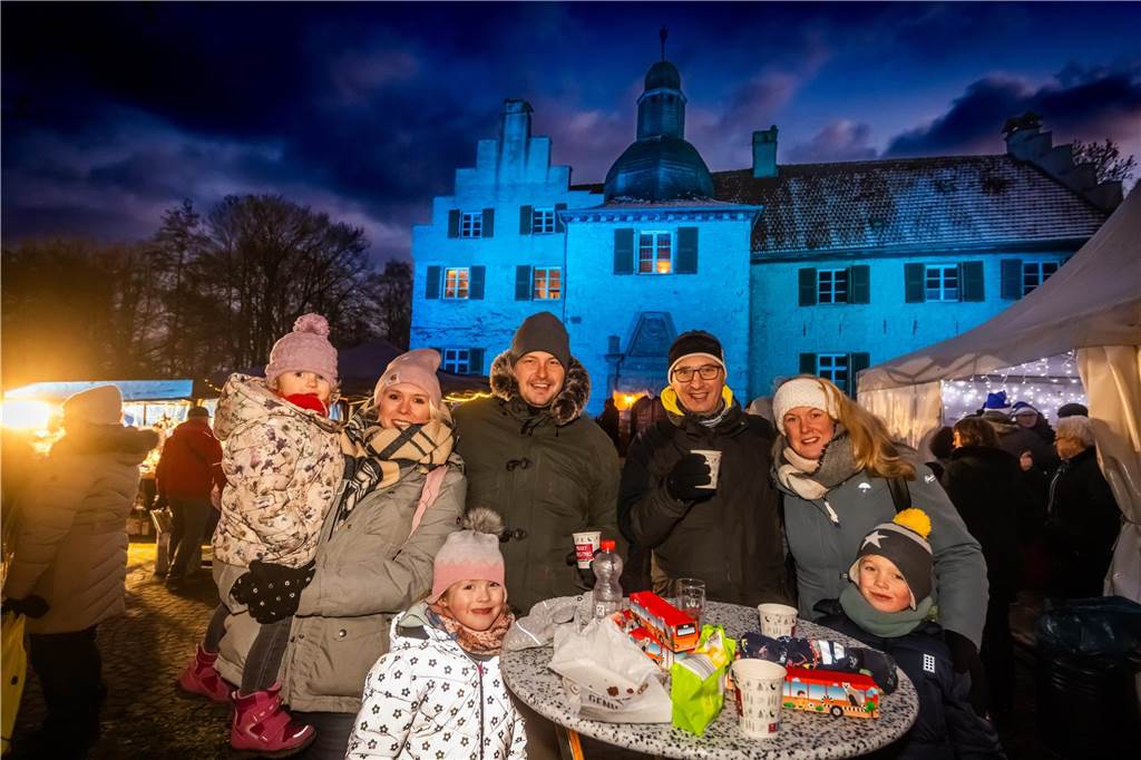 "Dellwig im Advent", der Weihnachtsmarkt am Wasserschloss "Haus Dellwig" in Lütgendortmund, zog auch in diesem Jahr wieder viele Besucherinnen und Besucher an.