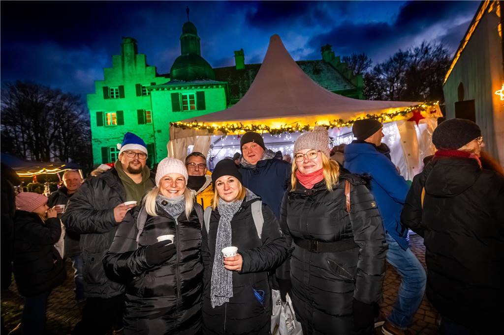 "Dellwig im Advent", der Weihnachtsmarkt am Wasserschloss "Haus Dellwig" in Lütgendortmund, zog auch in diesem Jahr wieder viele Besucherinnen und Besucher an.