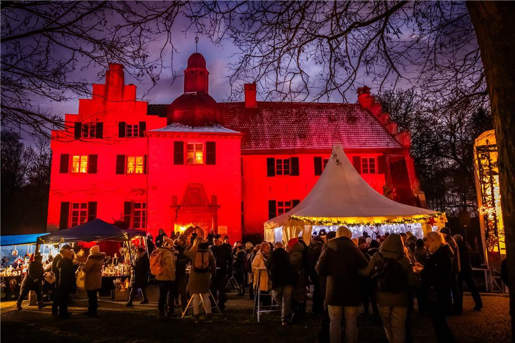 "Dellwig im Advent", der Weihnachtsmarkt am Wasserschloss "Haus Dellwig" in Lütgendortmund, zog auch in diesem Jahr wieder viele Besucherinnen und Besucher an.