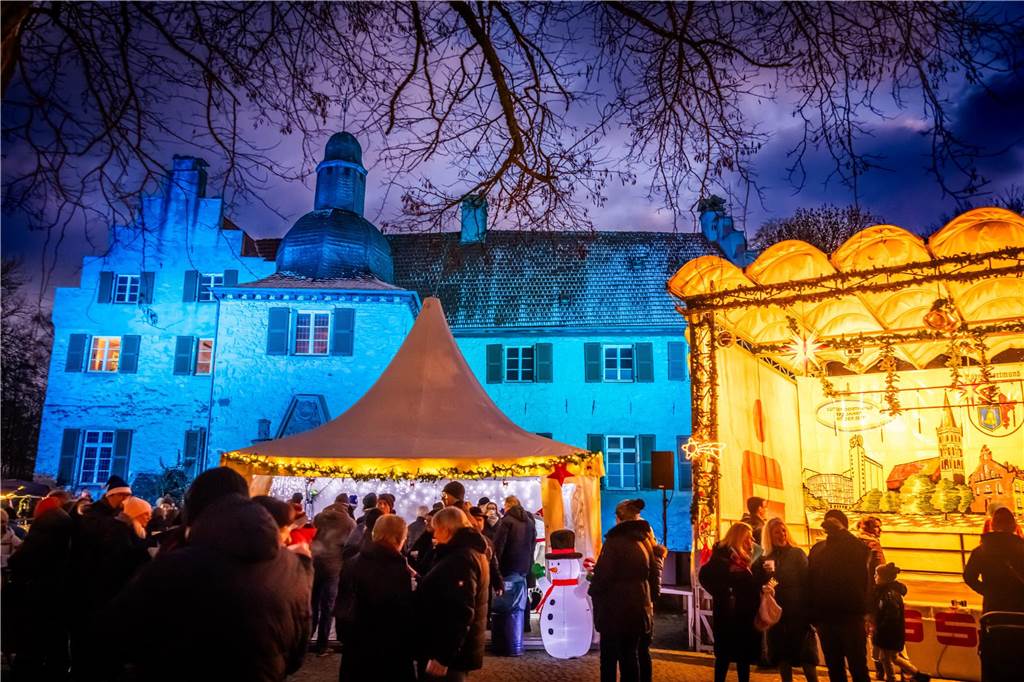 "Dellwig im Advent", der Weihnachtsmarkt am Wasserschloss "Haus Dellwig" in Lütgendortmund, zog auch in diesem Jahr wieder viele Besucherinnen und Besucher an.