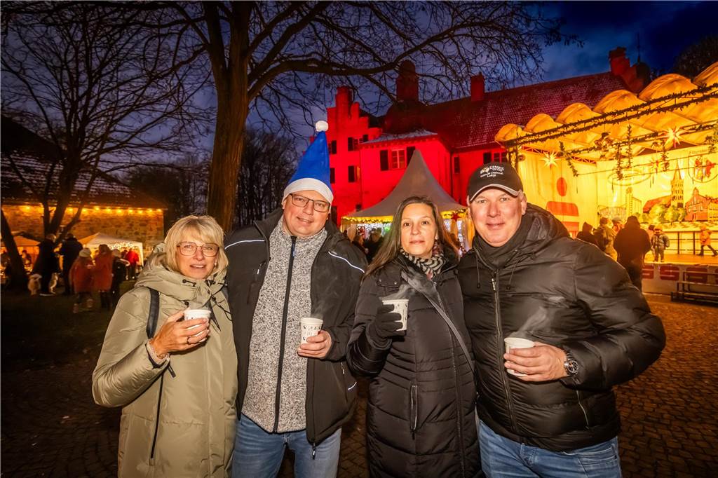 "Dellwig im Advent", der Weihnachtsmarkt am Wasserschloss "Haus Dellwig" in Lütgendortmund, zog auch in diesem Jahr wieder viele Besucherinnen und Besucher an.