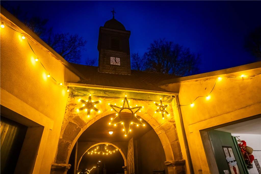 "Dellwig im Advent", der Weihnachtsmarkt am Wasserschloss "Haus Dellwig" in Lütgendortmund, zog auch in diesem Jahr wieder viele Besucherinnen und Besucher an.