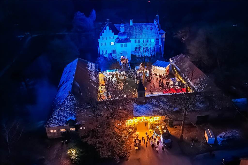 "Dellwig im Advent", der Weihnachtsmarkt am Wasserschloss "Haus Dellwig" in Lütgendortmund, zog auch in diesem Jahr wieder viele Besucherinnen und Besucher an.