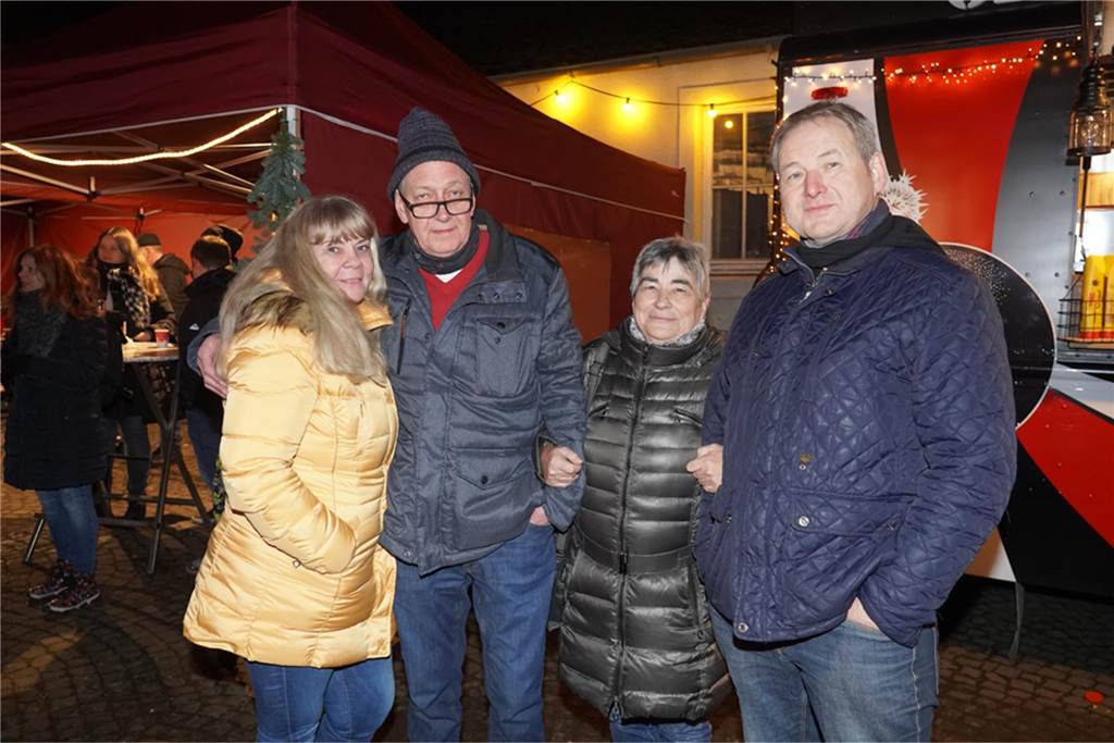 Dellwig im Advent ist der kleine, aber feine Weihnachtsmarkt im Dortmunder Westen: In Lütgendortmund kamen viele Gäste, um das Wasserschloss Dellwig leuchten zu sehen und gemeinsam in den Advent zu feiern.