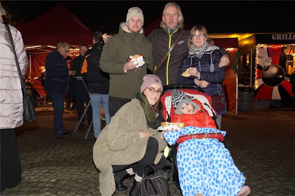 Dellwig im Advent ist der kleine, aber feine Weihnachtsmarkt im Dortmunder Westen: In Lütgendortmund kamen viele Gäste, um das Wasserschloss Dellwig leuchten zu sehen und gemeinsam in den Advent zu feiern.
