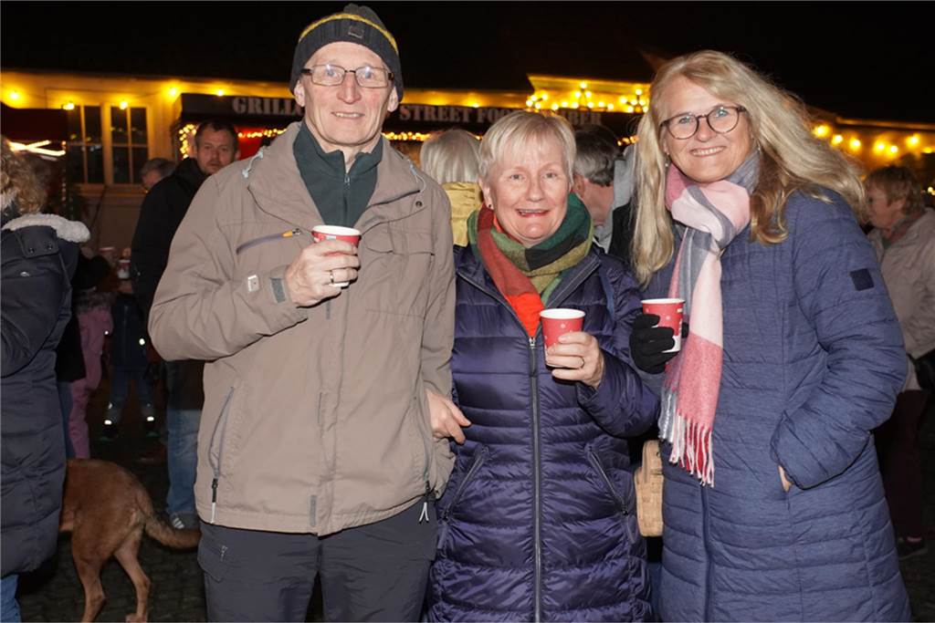 Dellwig im Advent ist der kleine, aber feine Weihnachtsmarkt im Dortmunder Westen: In Lütgendortmund kamen viele Gäste, um das Wasserschloss Dellwig leuchten zu sehen und gemeinsam in den Advent zu feiern.