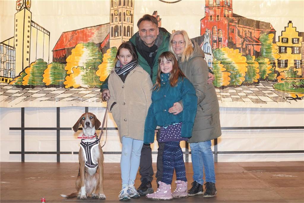 Dellwig im Advent ist der kleine, aber feine Weihnachtsmarkt im Dortmunder Westen: In Lütgendortmund kamen viele Gäste, um das Wasserschloss Dellwig leuchten zu sehen und gemeinsam in den Advent zu feiern.