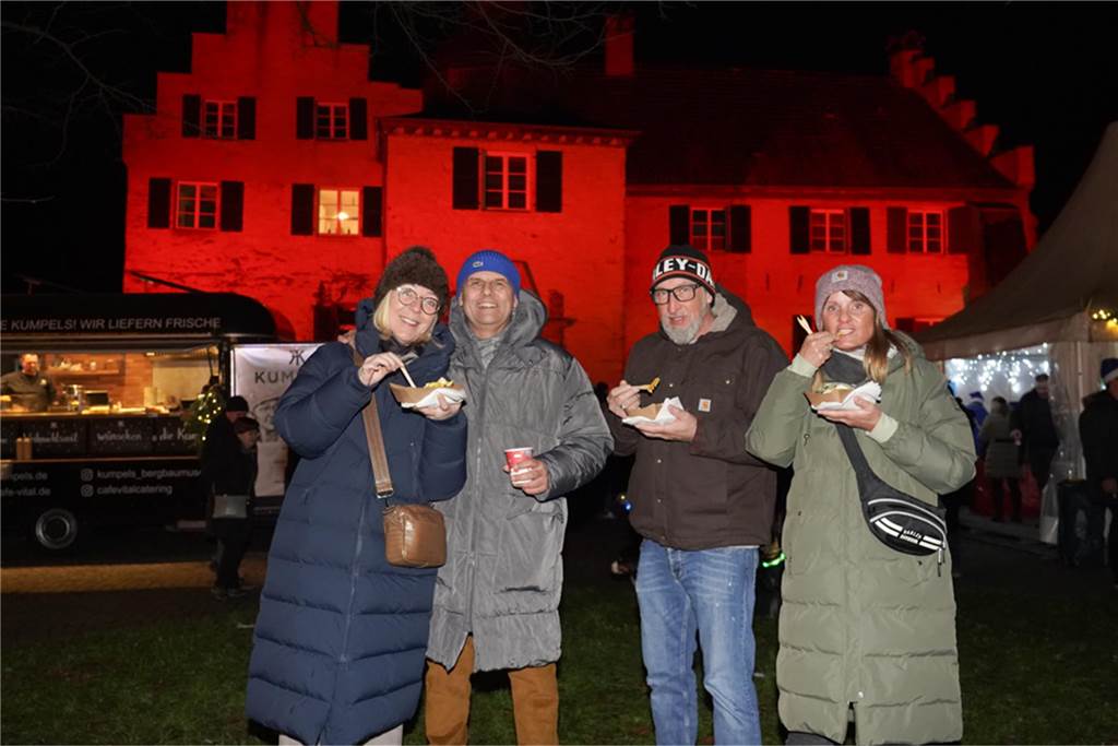 Dellwig im Advent ist der kleine, aber feine Weihnachtsmarkt im Dortmunder Westen: In Lütgendortmund kamen viele Gäste, um das Wasserschloss Dellwig leuchten zu sehen und gemeinsam in den Advent zu feiern.