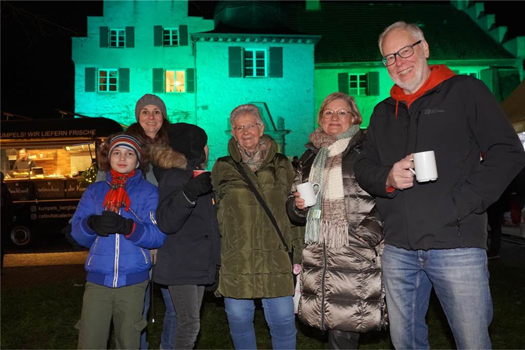 Dellwig im Advent ist der kleine, aber feine Weihnachtsmarkt im Dortmunder Westen: In Lütgendortmund kamen viele Gäste, um das Wasserschloss Dellwig leuchten zu sehen und gemeinsam in den Advent zu feiern.