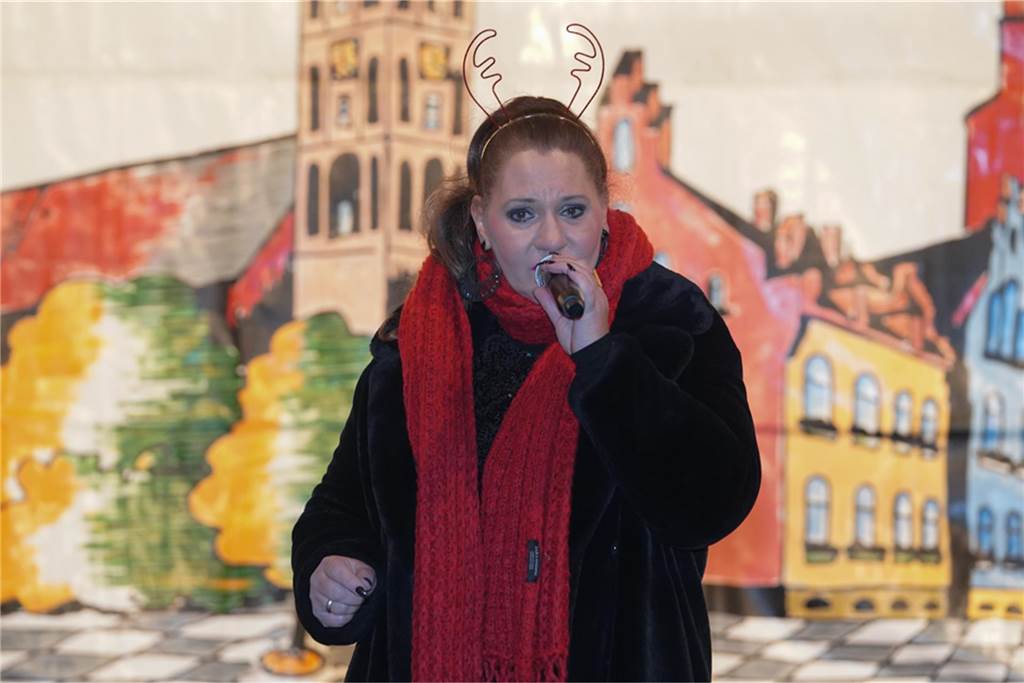 Dellwig im Advent ist der kleine, aber feine Weihnachtsmarkt im Dortmunder Westen: In Lütgendortmund kamen viele Gäste, um das Wasserschloss Dellwig leuchten zu sehen und gemeinsam in den Advent zu feiern.