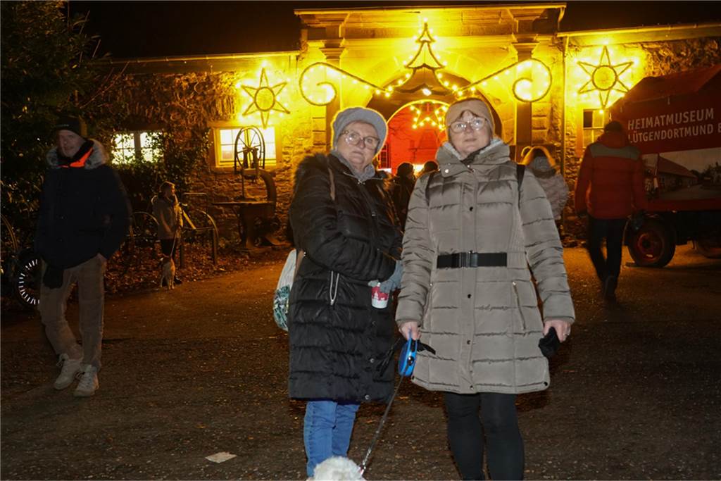Dellwig im Advent ist der kleine, aber feine Weihnachtsmarkt im Dortmunder Westen: In Lütgendortmund kamen viele Gäste, um das Wasserschloss Dellwig leuchten zu sehen und gemeinsam in den Advent zu feiern.