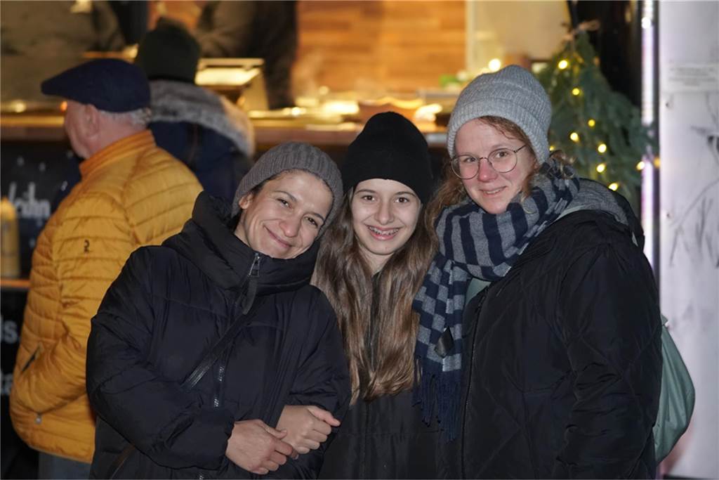 Dellwig im Advent ist der kleine, aber feine Weihnachtsmarkt im Dortmunder Westen: In Lütgendortmund kamen viele Gäste, um das Wasserschloss Dellwig leuchten zu sehen und gemeinsam in den Advent zu feiern.