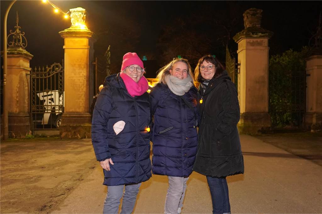 Dellwig im Advent ist der kleine, aber feine Weihnachtsmarkt im Dortmunder Westen: In Lütgendortmund kamen viele Gäste, um das Wasserschloss Dellwig leuchten zu sehen und gemeinsam in den Advent zu feiern.